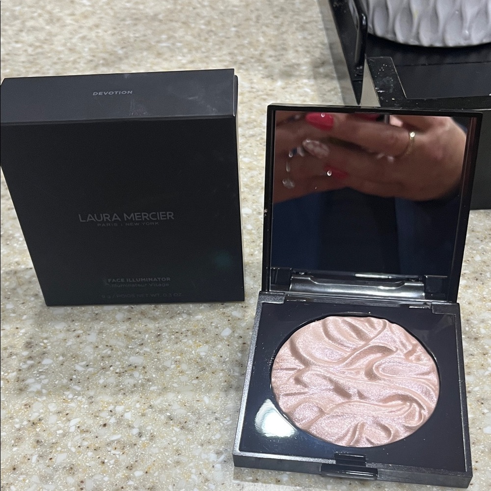 Laura Mercier Face Illuminator Highlighter - Devotion